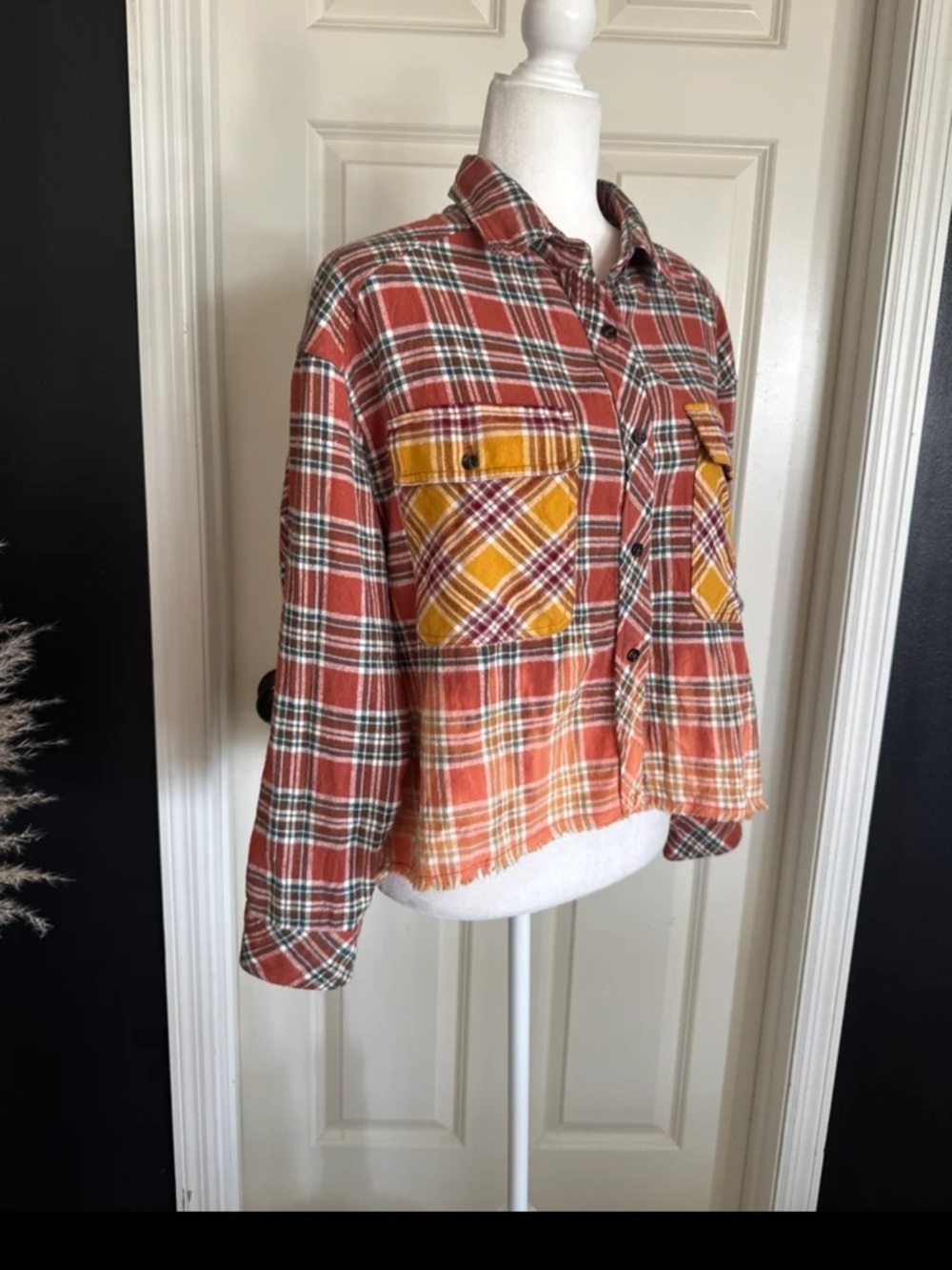 Oli & Hali Cropped Button Front Raw Hem Plaid Flannel Shirt size Medium - Picture 2 of 12